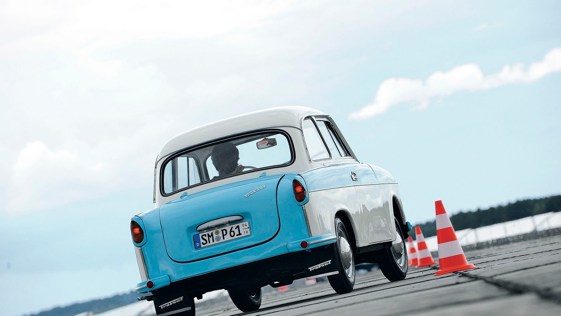 ocjalizm wygrywa. Później nie było już tak różowo, bo gdy z taśmy zjeżdżał ostatni Trabi, Mercedes modernizował model W124!