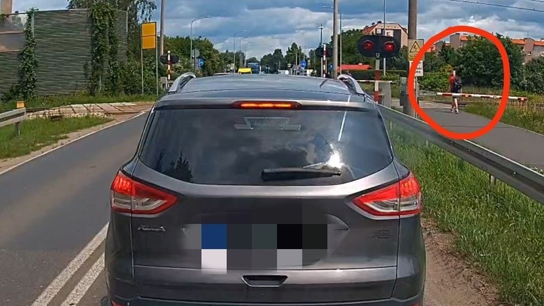 Pieszy zignorował czerwone światło na przejeździe kolejowym