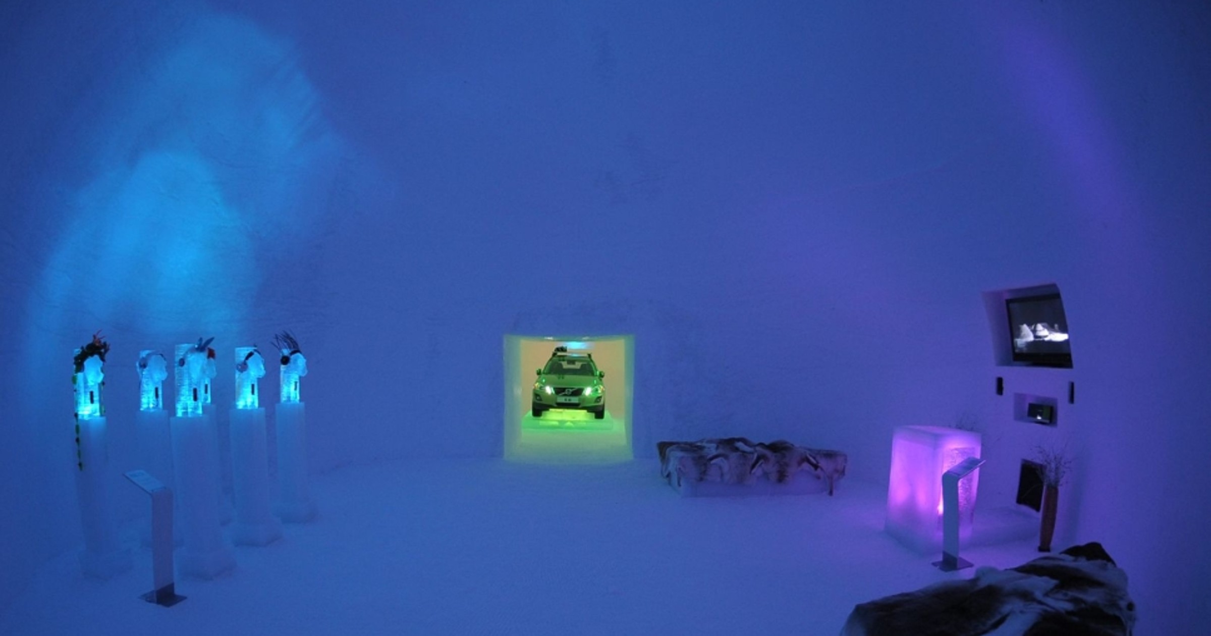 Volvo Ice Camp - Szwedzkie samochody prezentowane w iglo