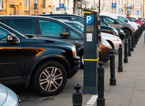 Zuchwała kradzież w centrum Warszawy. Zabrali z samochodu torbę z gotówką