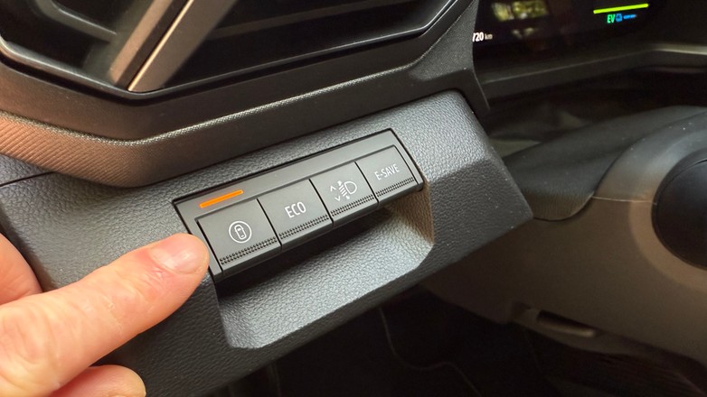 Ten przycisk wywołuje zapamiętane ustawienia systemów asystujących. W praktyce: wyłącza niechciane ostrzeżenia