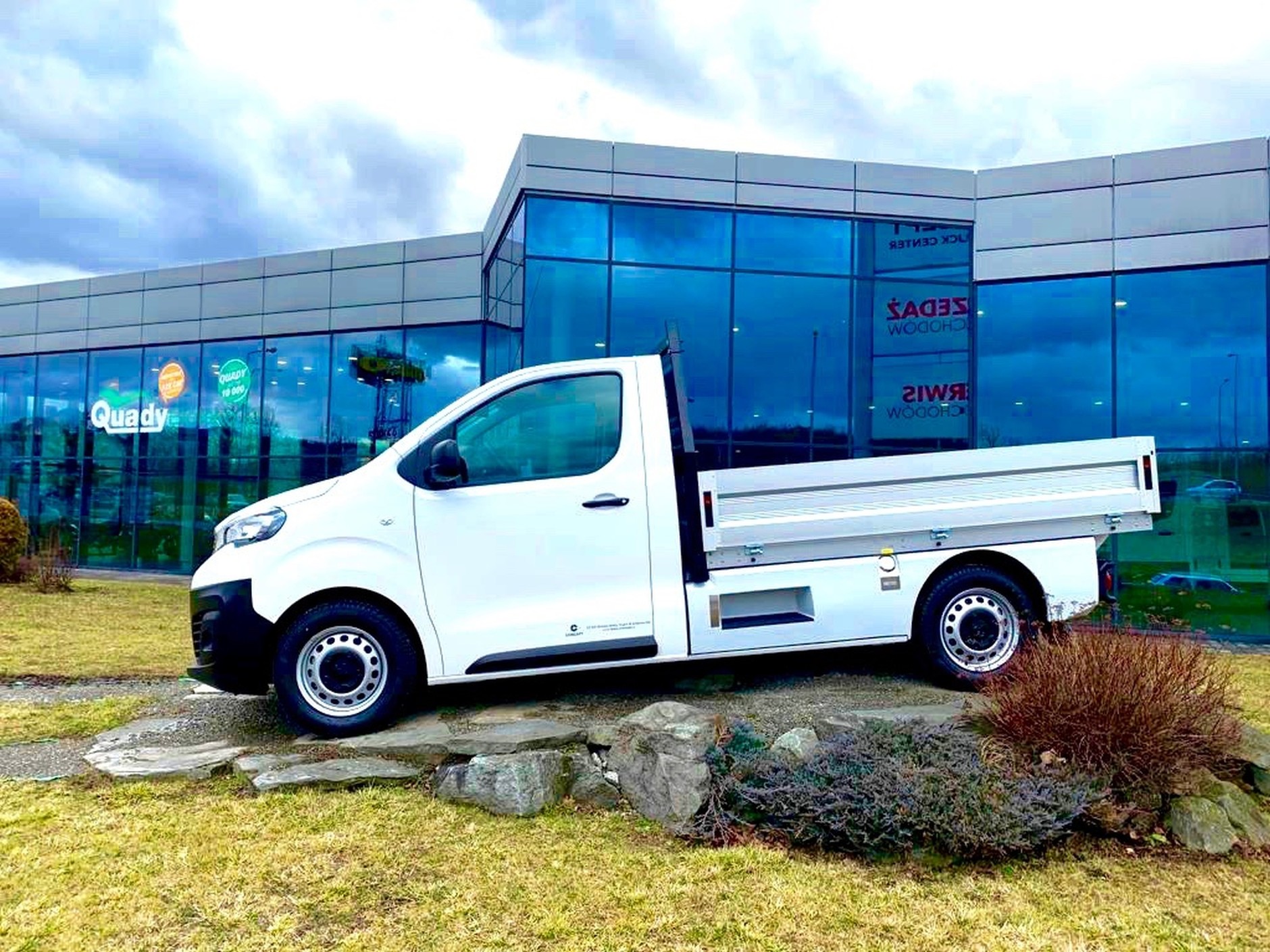Peugeot Expert z zabudową Concept Flatbed