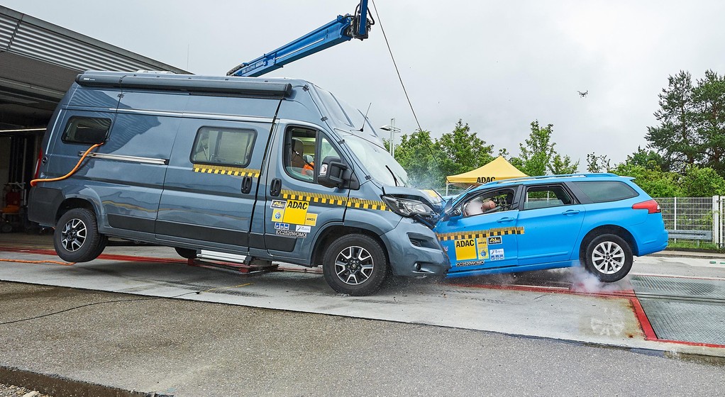 Crash test kapera z autem osobowym