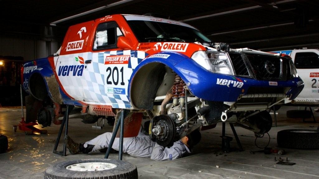 Włoski sukces Krzysztofa Hołowczyca - rosyjski rywal przepadł