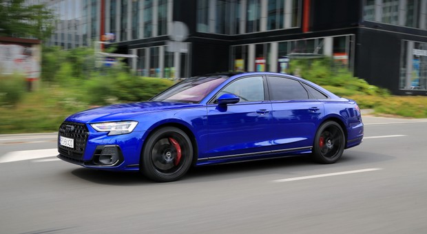 Limuzyna dla prezesa, któremu się spieszy. Testujemy Audi S8