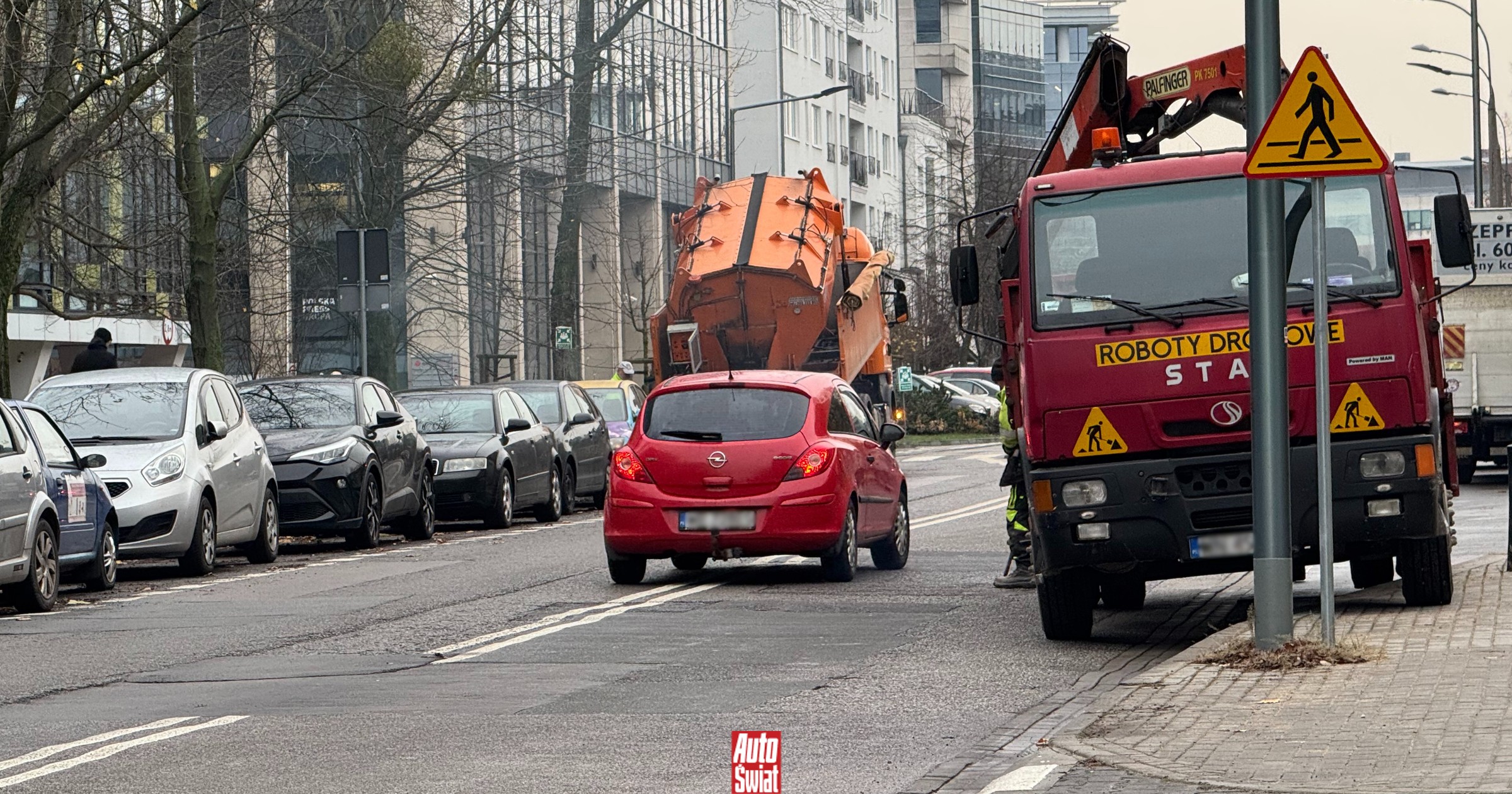 Czy mogę ominąć auto na ciągłej linii? Prawo sobie przeczy. Czasem można, ale kiedy?