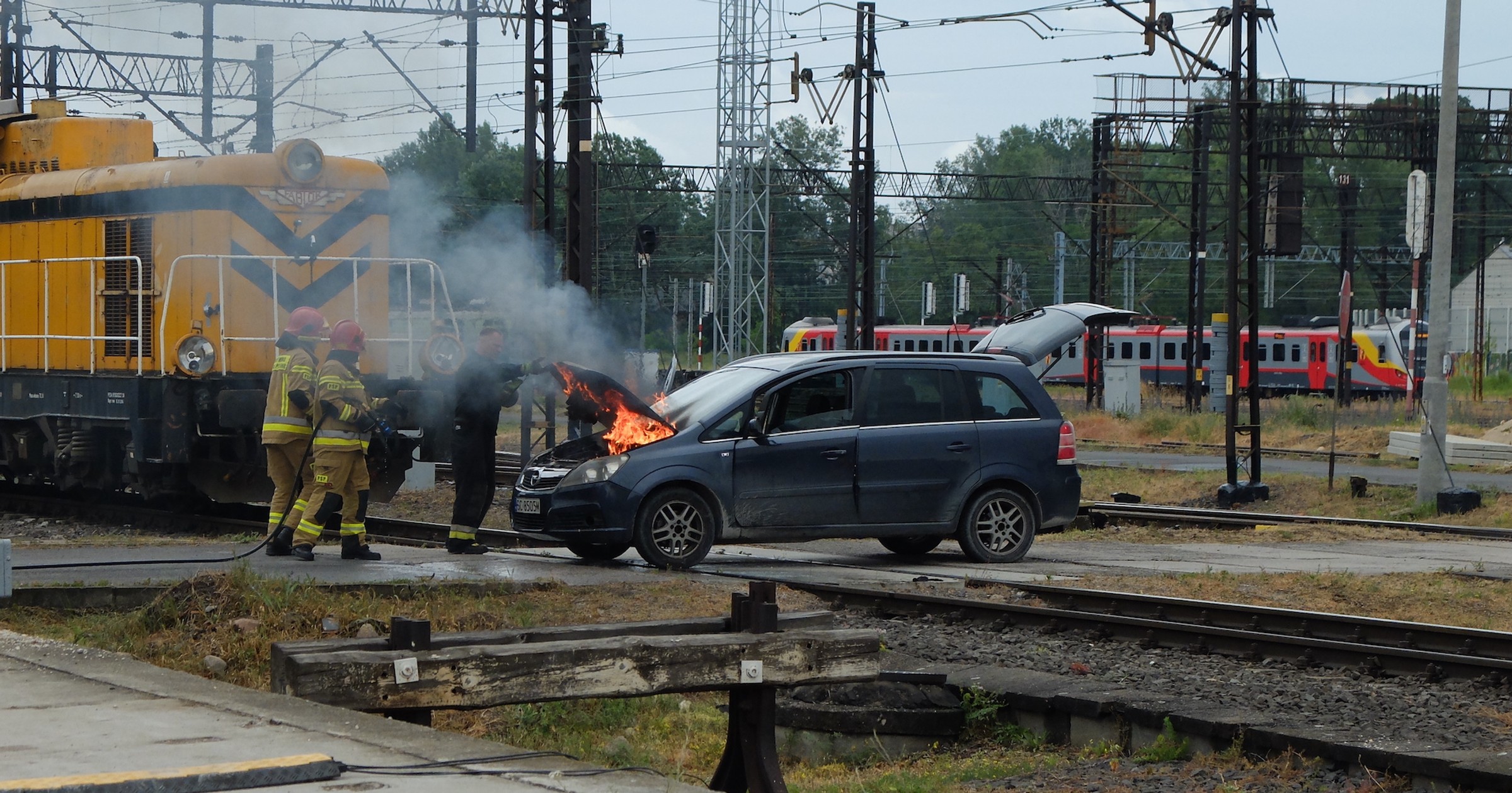 Pokaz PKP PLK – zapalił się samochód, który miał utknąć na przejeździe