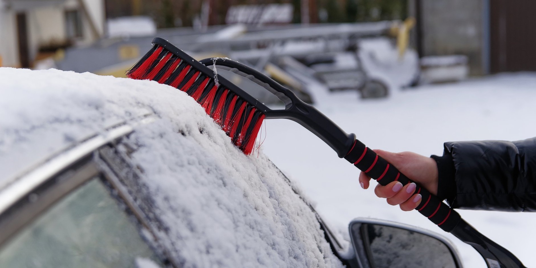 Odśnieżanie samochodu szczotką