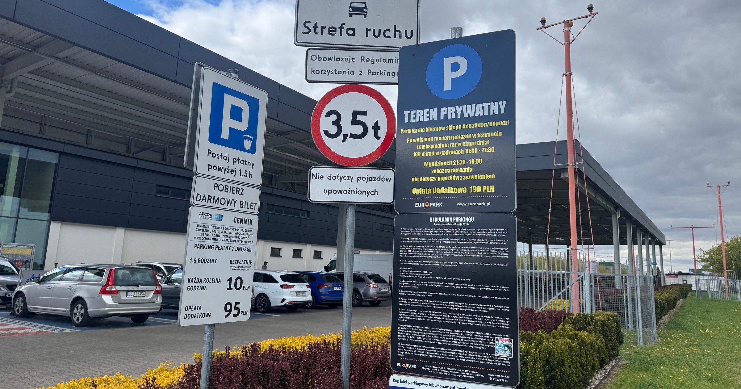Prywatny płatny parking z dwoma operatorami. Nie jest w żaden sposób oddzielony, ale złe postawienie samochodu grozi karą