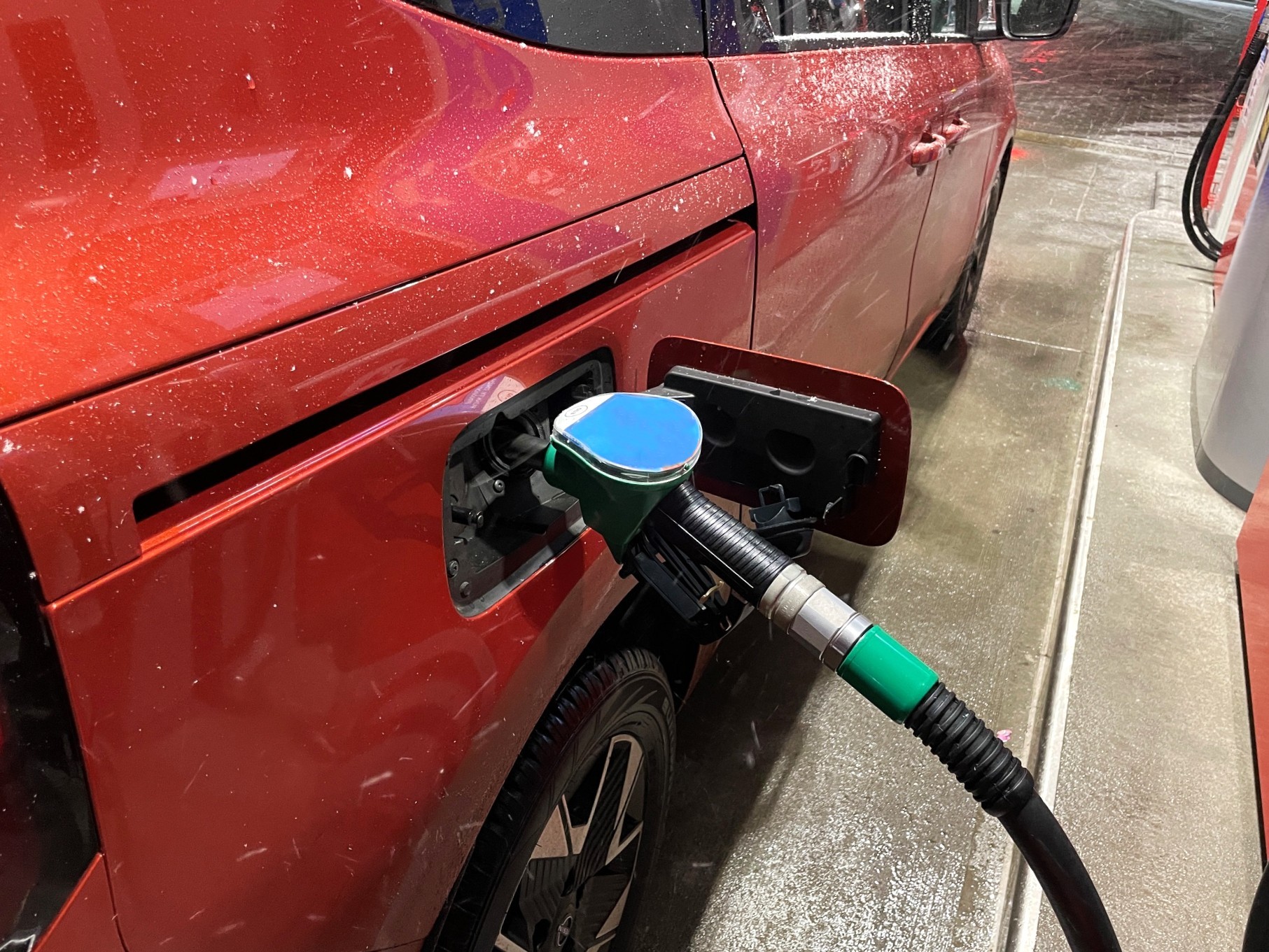 Tankowanie samochodu - zdjęcie ilustyracyjne