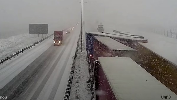 Karambol ciężarówek na A4. GDDKiA opublikowała nagranie