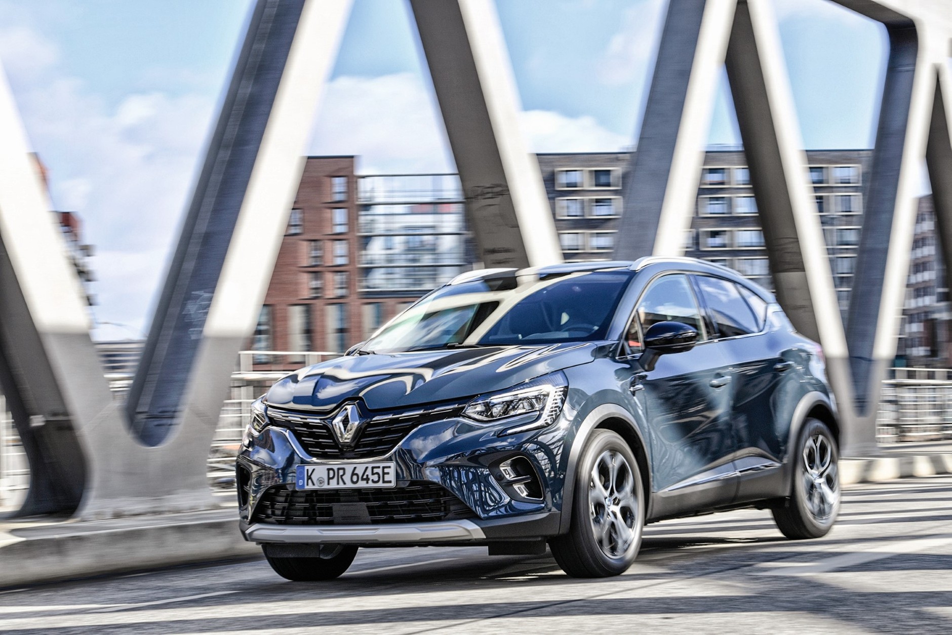 Dwie hybrydy ładowane z gniazdka: Kia Niro i Renault Captur