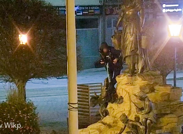 Operator monitoringu nie mógł uwierzyć, gdzie mężczyzna chciał zostawić hulajnogę [WIDEO]