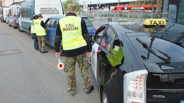 Kontrola policji (i czterech innych służb) kierowców taksówek na aplikacje (12 kwietnia 2024 r.; Bydgoszcz)