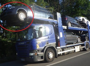 Kierowcy lawety nie wyszedł "Tetris". Przednie koła auta wisiały nad jezdnią