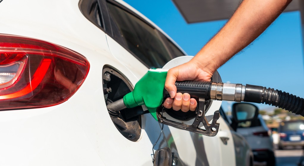 Tankowanie samochodu - zmiana cen na stacjach