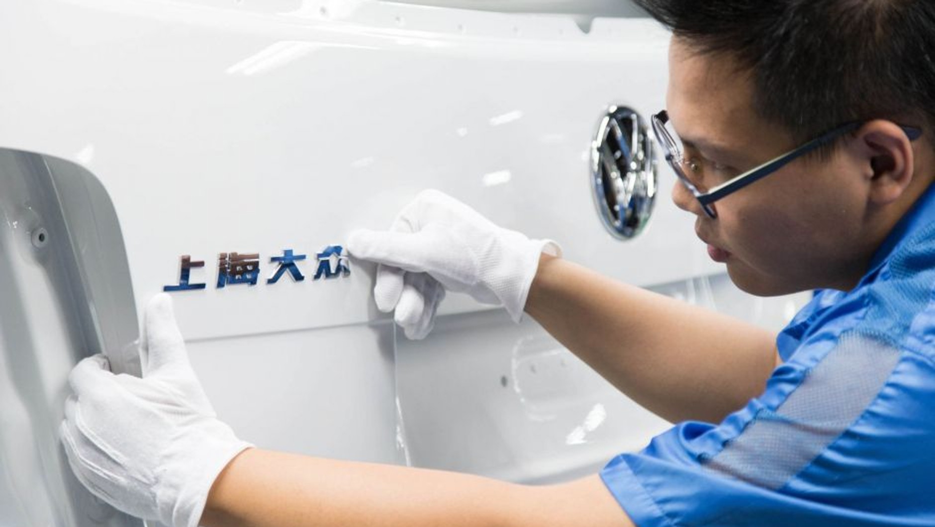 Produkcja Volkswagena w Chinach: żeby móc wytwarzać auta w chińskich fabrykach, Volkswagen musiał zawiązać spółki z chińskimi partnerami i przekazać im dostęp do technologii.