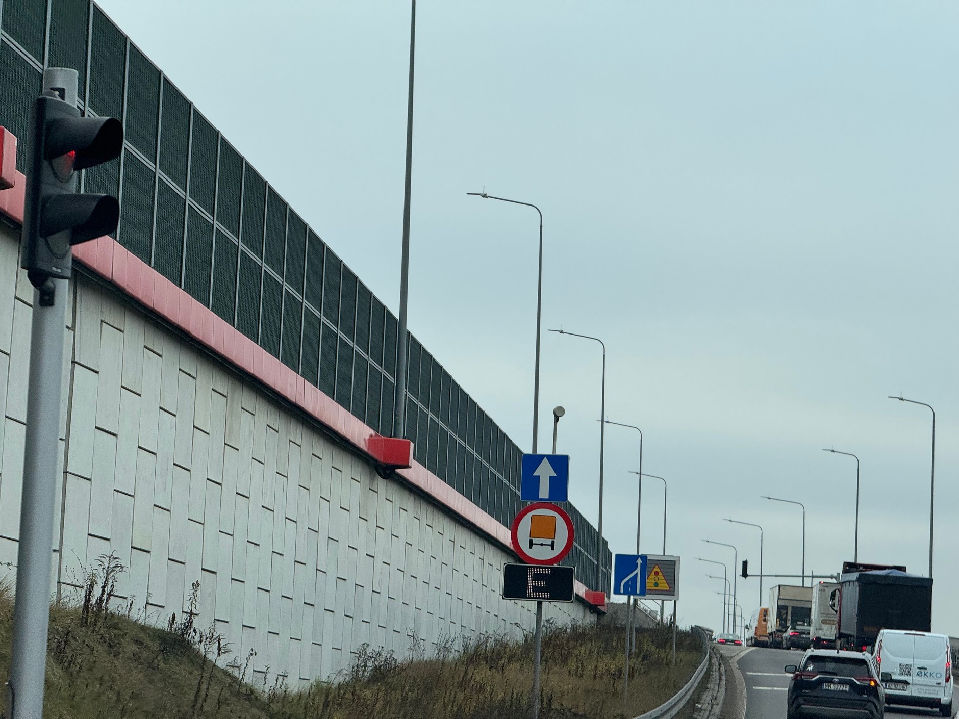 Tablica z literą E przed tunelem Południowej Obwodnicy Warszawy