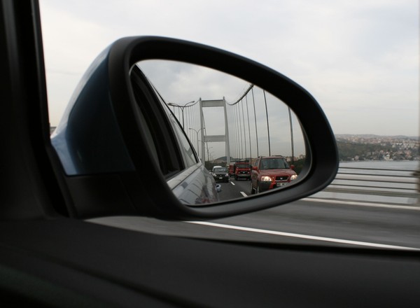 W długi weekend ten widok w lusterku prawie na pewno oznacza mandat do 5 tys. zł. Policja ma nową broń