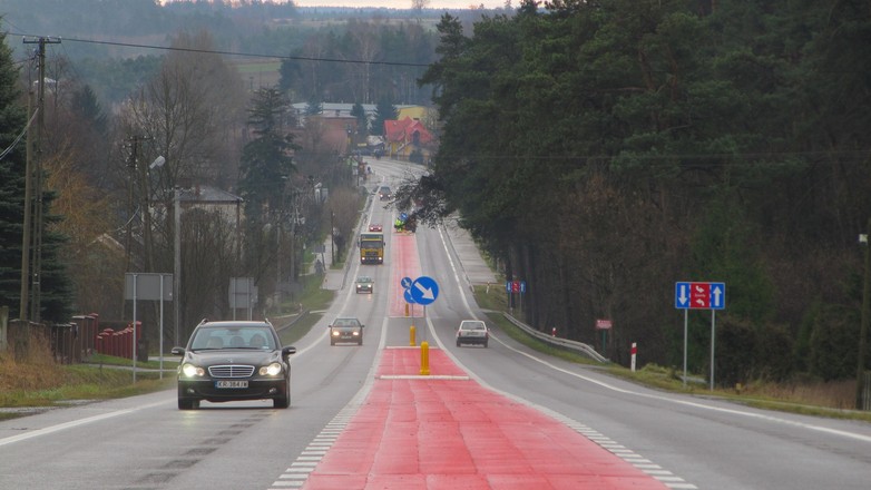 Do czego jest czerwony pas? Można na niego wjeżdżać?