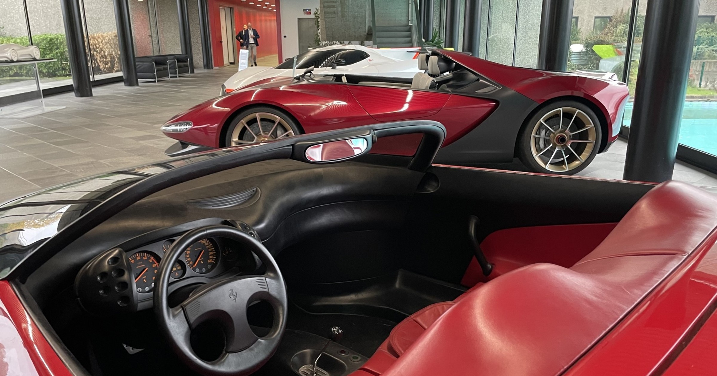 Wnętrze Ferrari Mythos, w tle Sergio, a kilka sal dalej nowa Izera