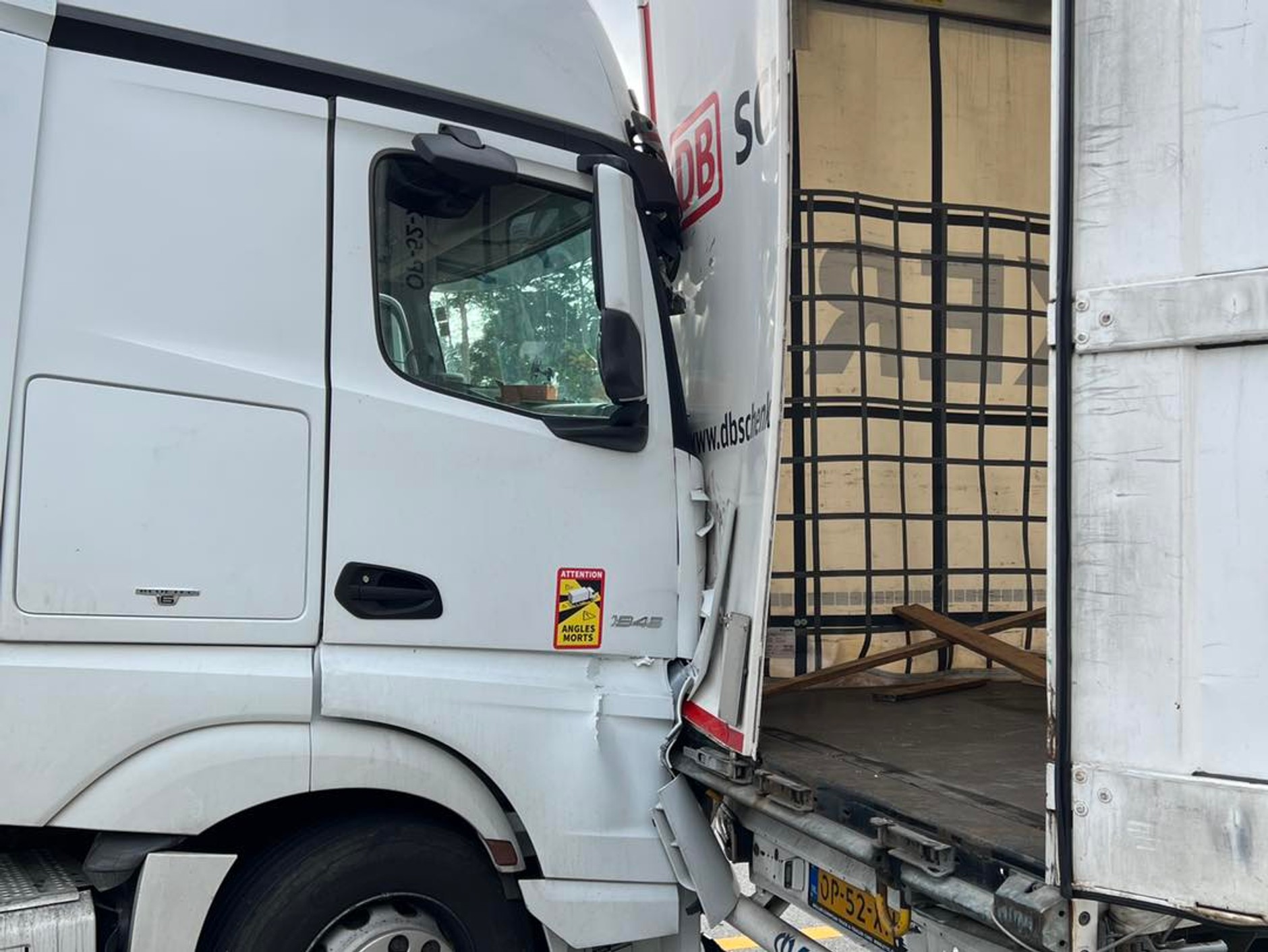 Na niemieckiej autostradzie A3 zderzyło się sześć ciężarówek