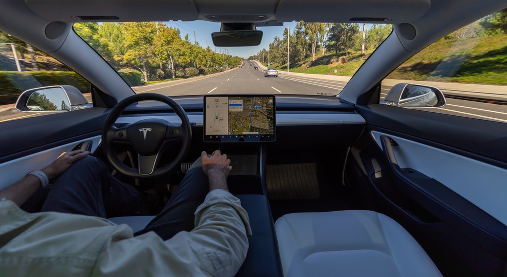 Tesla podczas jazdy w trybie półautonomicznym – z włączonym systemem FSD