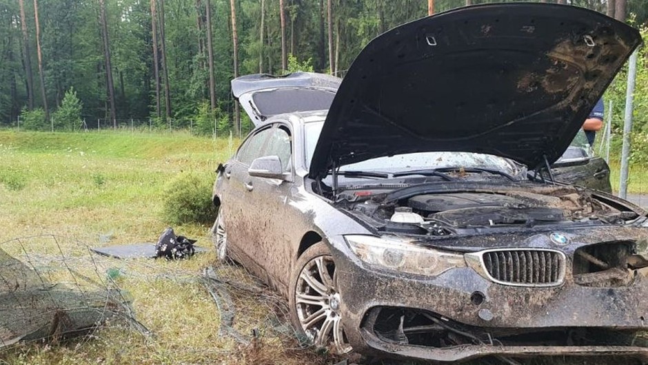 Kradzione BMW rozbite na autostradzie