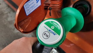 Co w końcu z tą benzyną E10? Mechanicy powiedzieli, do jakich aut nie tankować nowego Pb95