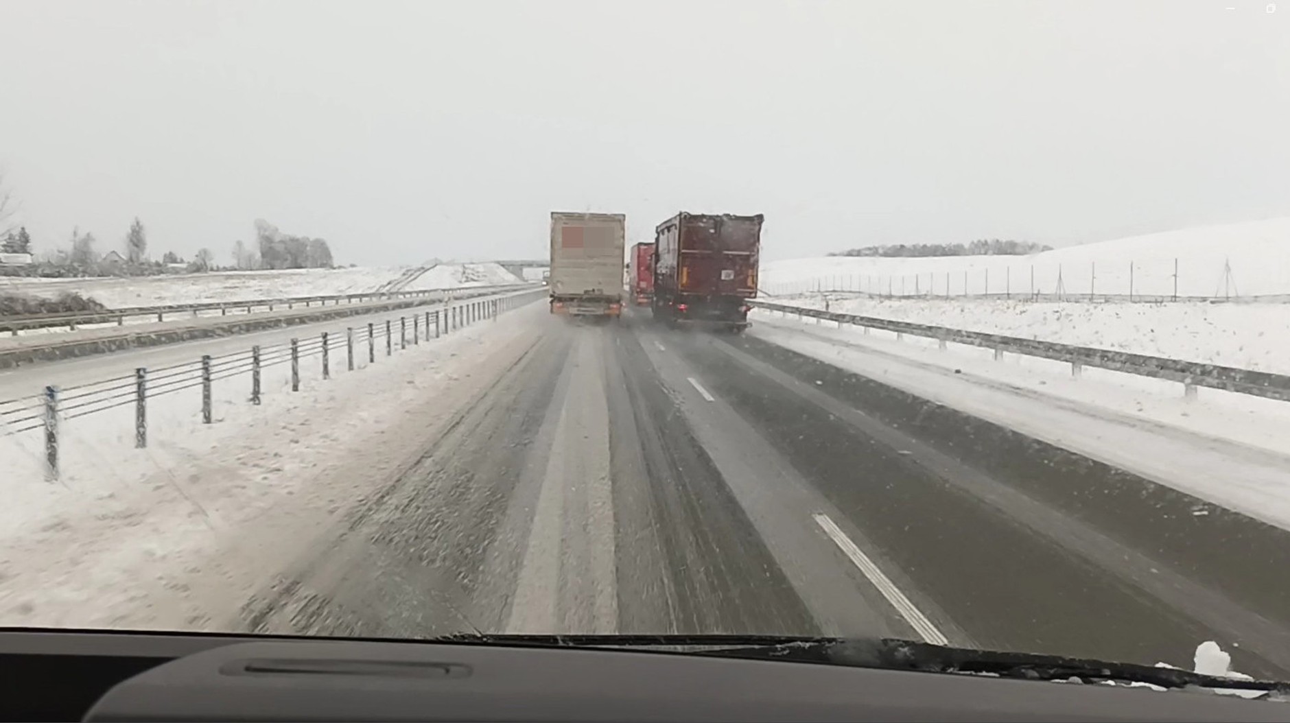 Ciężarówka wyprzedzająca inne ciężarówki na drodze ekspresowej