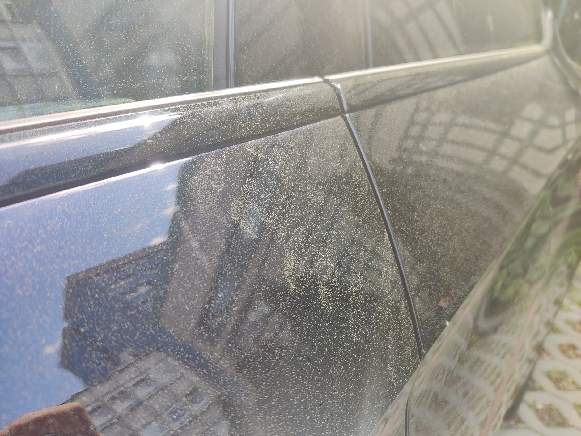 Żółty pył na karoserii i we wnętrzu