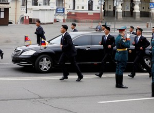 Daimler nie wie, skąd Kim Dzong Un ma limuzyny Mercedesa