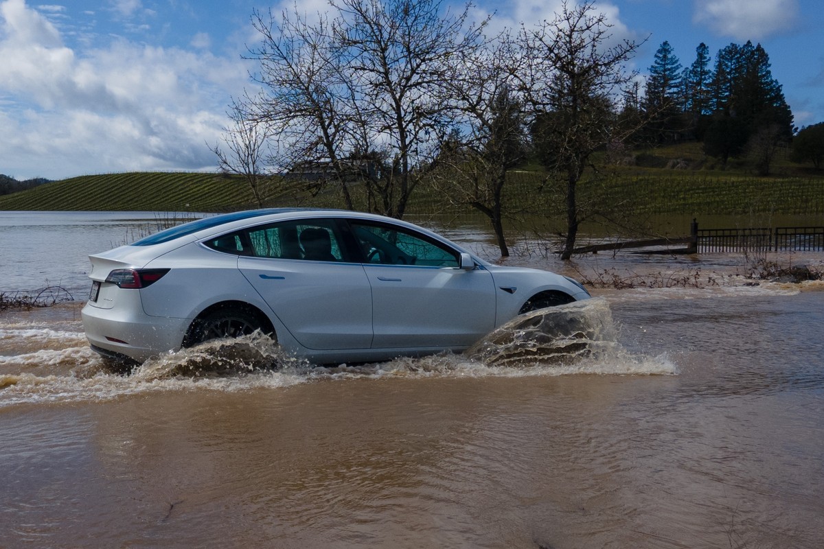 Idą ulewy. Co stanie się, gdy samochód elektryczny zostanie zalany wodą?