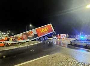 Tir w tunelu dla pieszych. Kierowca nie opanował zestawu na rondzie