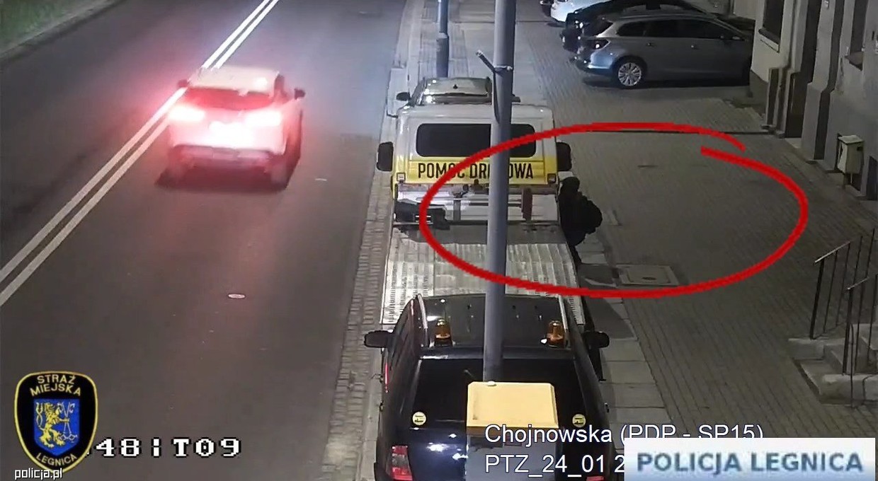 Złodziej już włamał się do zaparkowanej autolawety. Tego się nie spodziewał