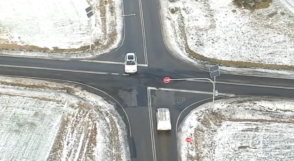 Policja nagrywała dronem kierowców ignorujących znak STOP