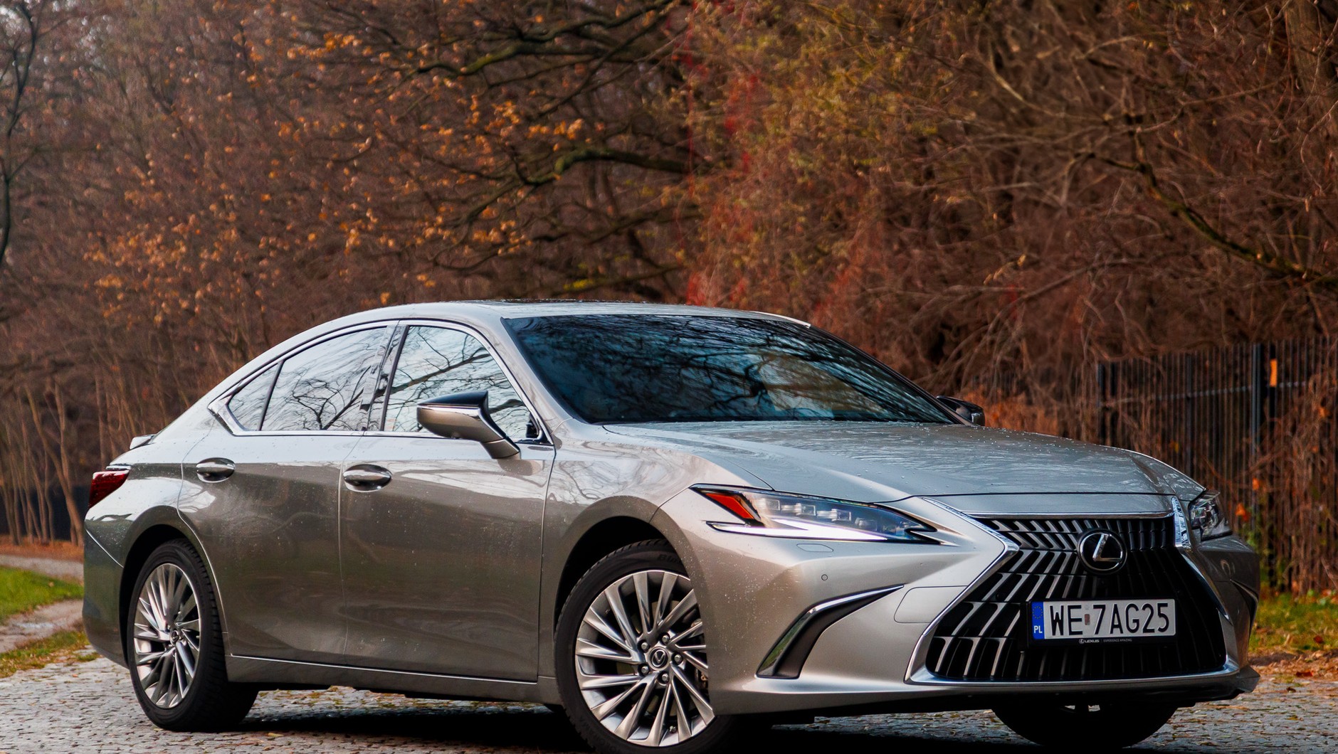 Lexus ES okazuje się bardzo niezawodny. Ten model jeszcze można kupić w salonie. To ostatnia szansa