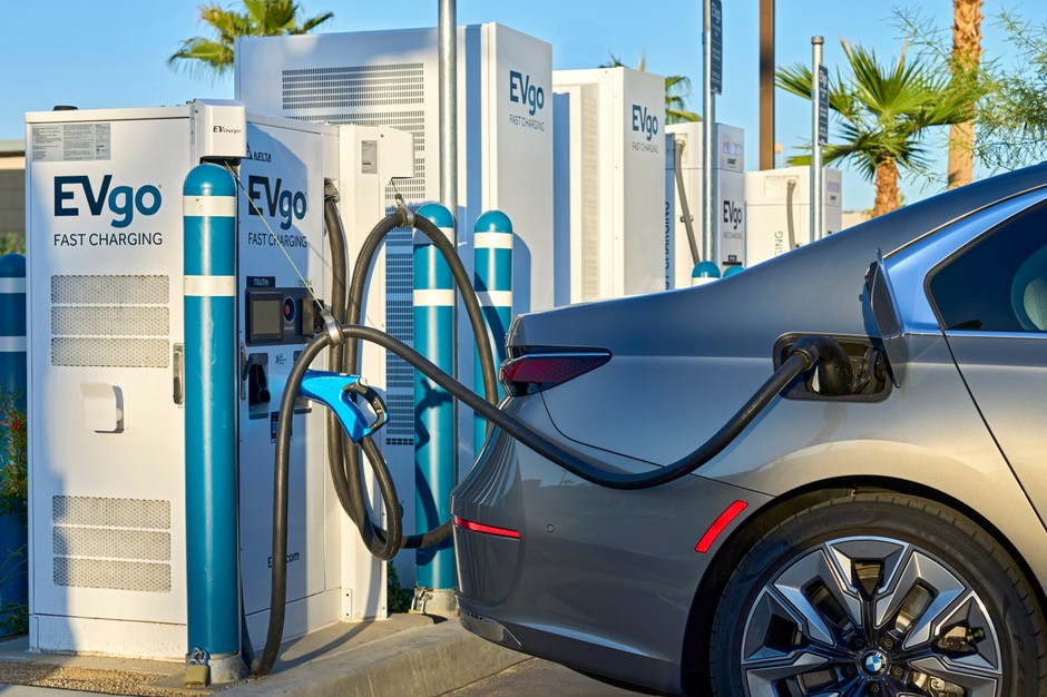 Dzięki możliwości ładowania z mocą do 195 kW w 10 minut można uzupełnić energię na przejechanie kolejnych 170 km
