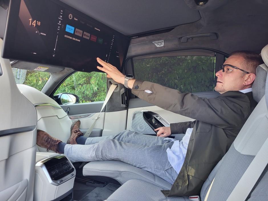 BMW M760e xDrive wyposażone jest w 32-calowy ekran podwieszony pod sufitem