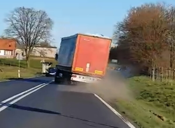 Chwile grozy na drodze, czyli pijany kierowca TIR-a (wideo)