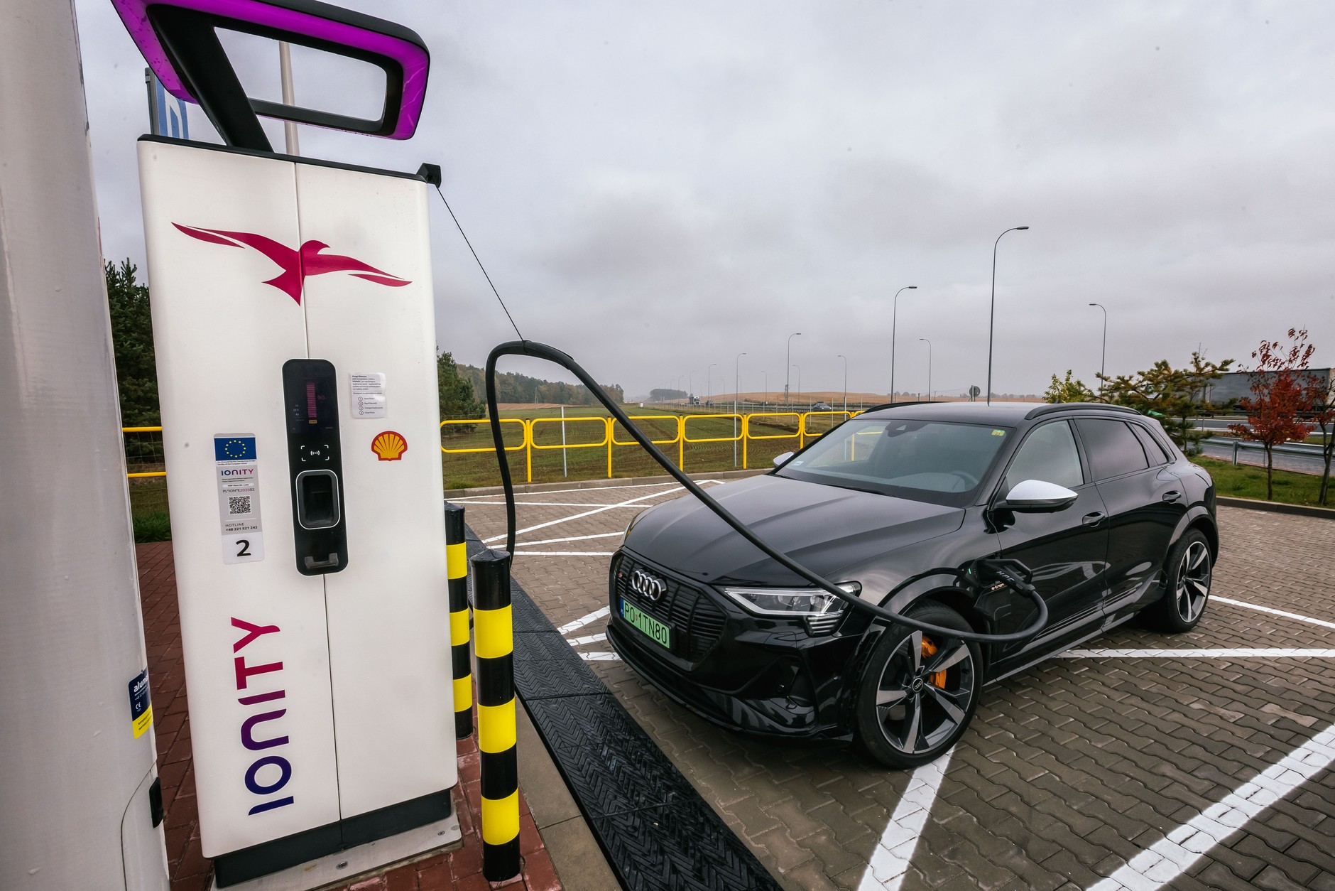 Way to zero -wejdź na farmę wiatrową z Volkswagenem