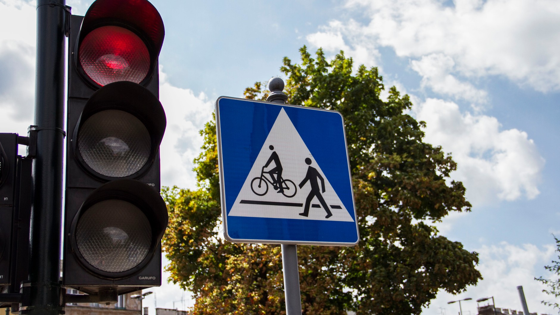 Przejście dla pieszych i dla rowerzystów z reguły ma sygnalizację złożoną z dwóch świateł. Na ścieżkach rowerowych biegnących wzdłuż jezdni, rowerzyści też mogą mieć dodatkowe żółte światło
