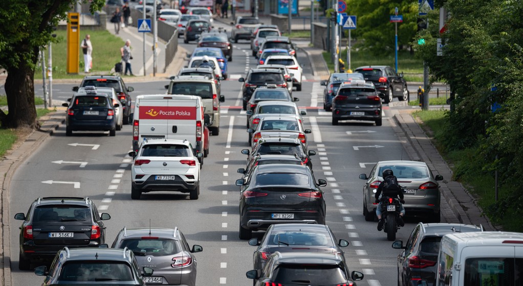 Pył drogowy, będący mieszanką cząsteczek pochodzących z różnych źródeł, w tym spalania paliw czy zużycia części samochodowych, jest jednym z głównych nośników WWA, które mają potwierdzone działanie rakotwórcze