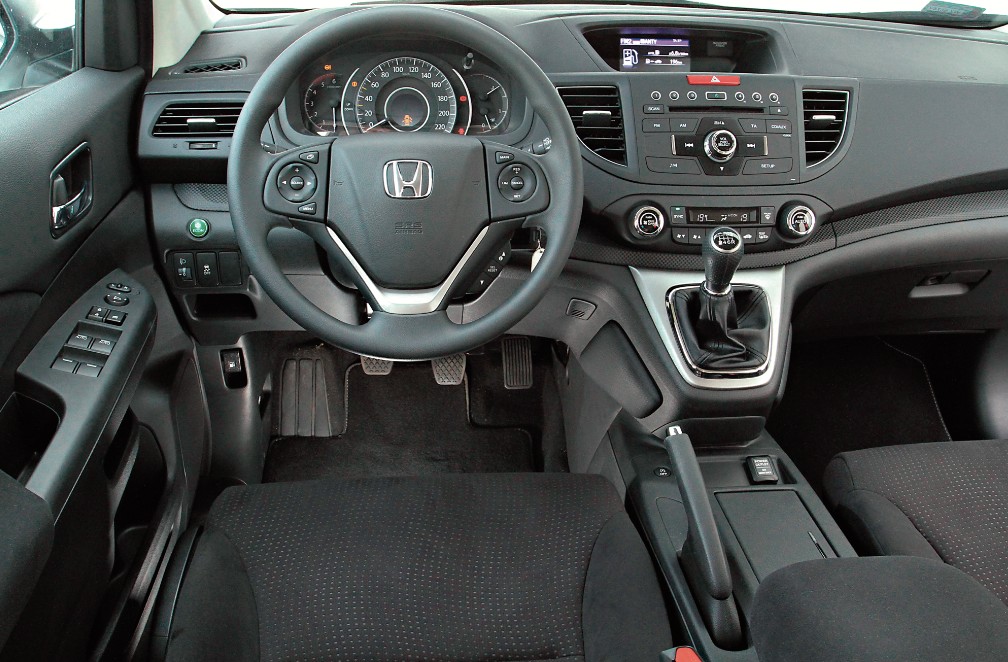 Materiały wnętrza są dość dobre, a obsługa samochodu – intuicyjna. Jedynie multimedia trącą już mocno myszką