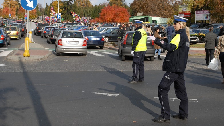 Wzmozony ruch w okolicach cmentarzy