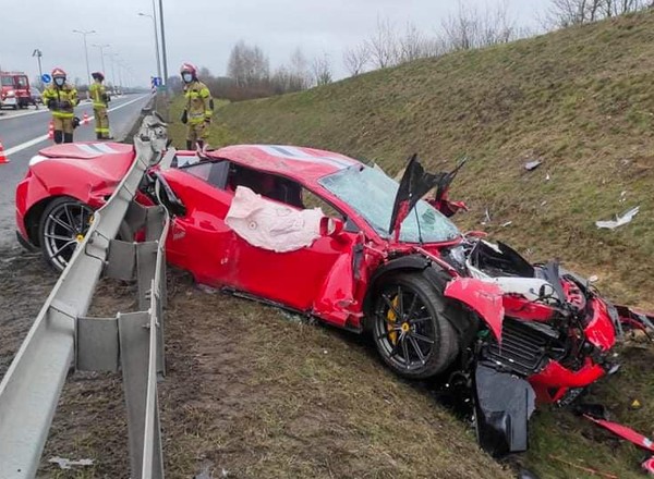 Ferrari 488 GTB Pista wypadło z drogi na S10. Auto zostało poważnie uszkodzone
