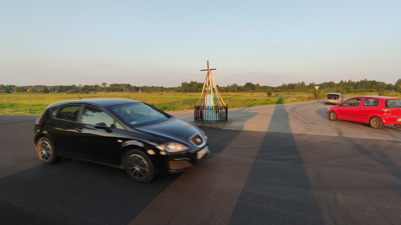 Kapliczka w Wólce Dąbrowickiej