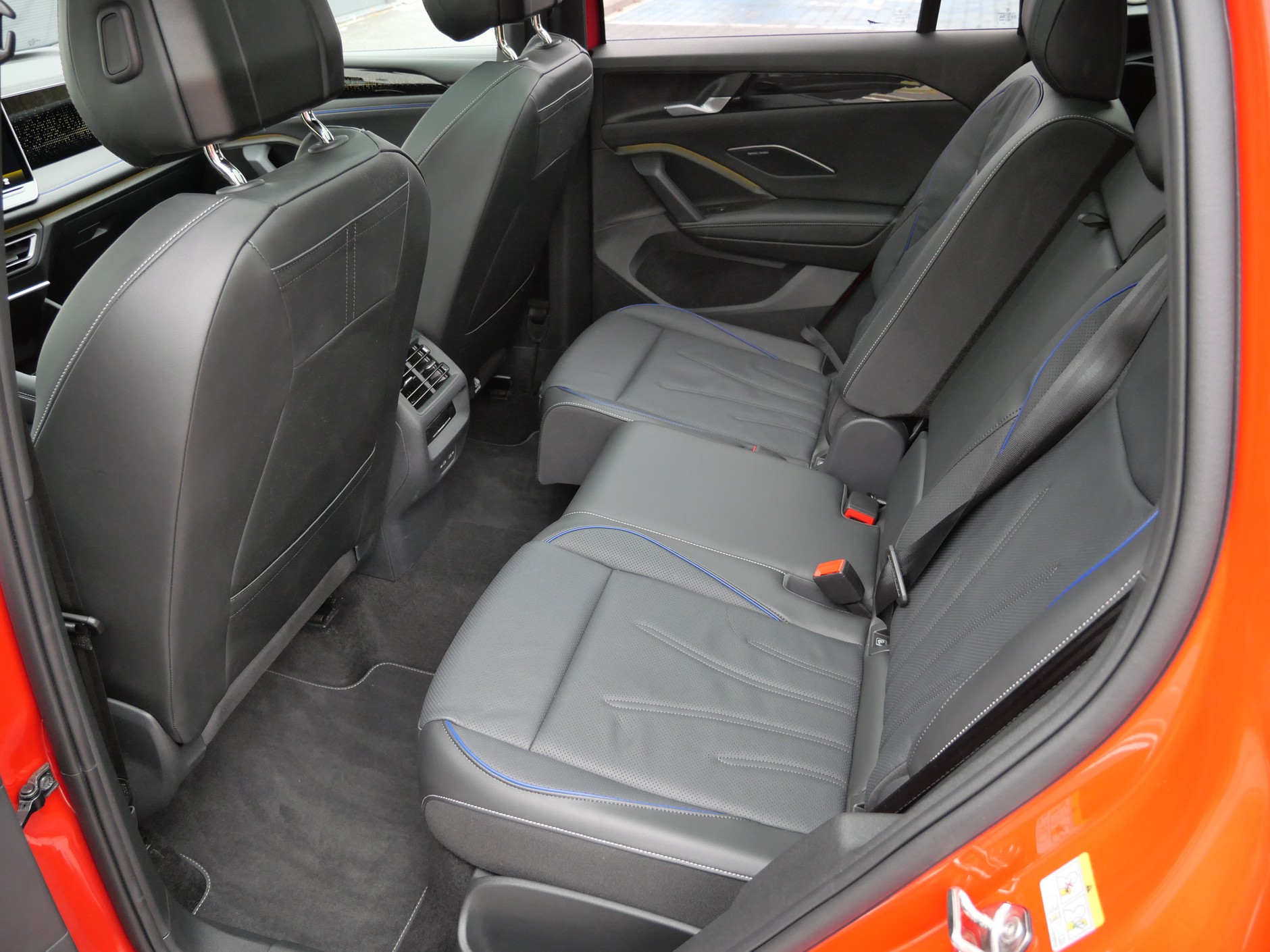 Dzielona i przesuwana tylna kanapa w VW Tiguanie