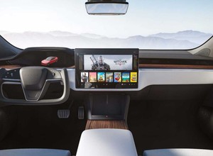 Tesla Model S po liftingu – Wiedźmin, Cyberpunk, wolant i cios w Bugatti