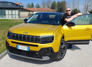 Jeździłem Jeepem Avengerem e-Hybrid. SUV z Polski bardzo mnie zaskoczył